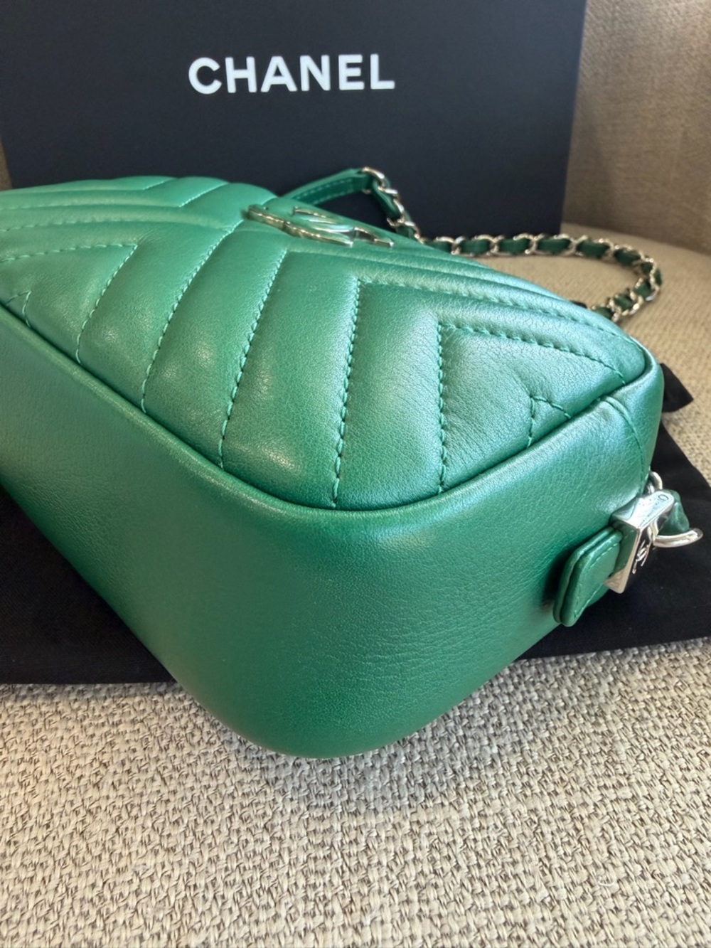 CHANEL Emerald Green Quilted Chevron Leather Crossbody Camera Bag with Tassel - Picture 8 of 15